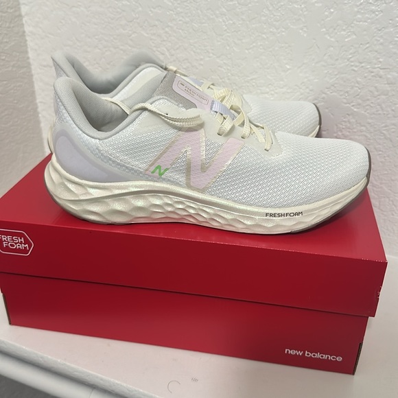 Size 10 New Balance running shoes - Picture 3 of 3